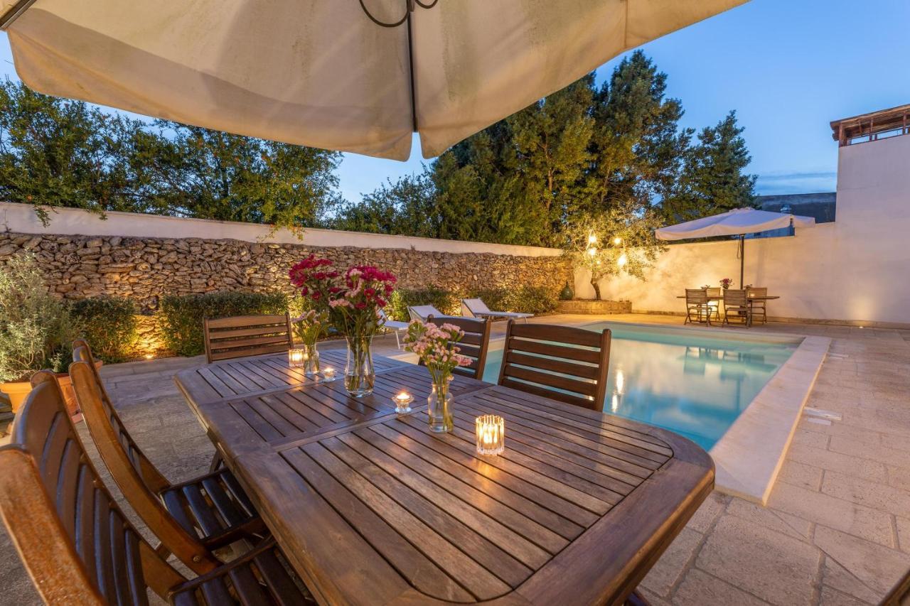Villa Courtyard With Pool Racale Exterior foto
